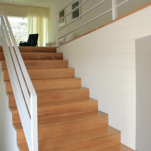 Degrau de Madeira Maciça Tauari